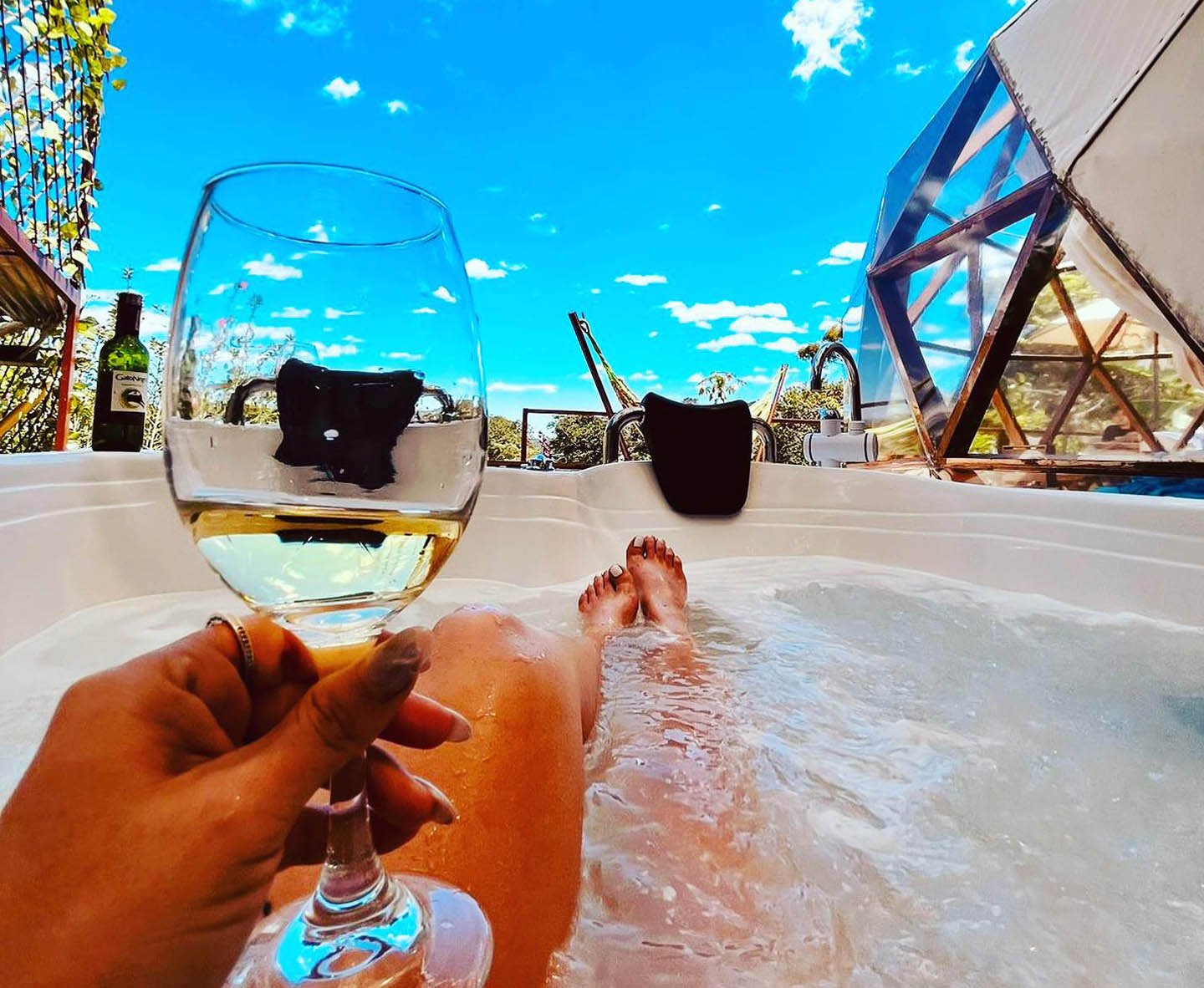 Pareja disfrutando el jacuzzi privado